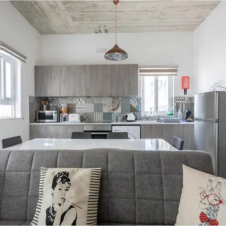 Modern And Stylish Apartman *